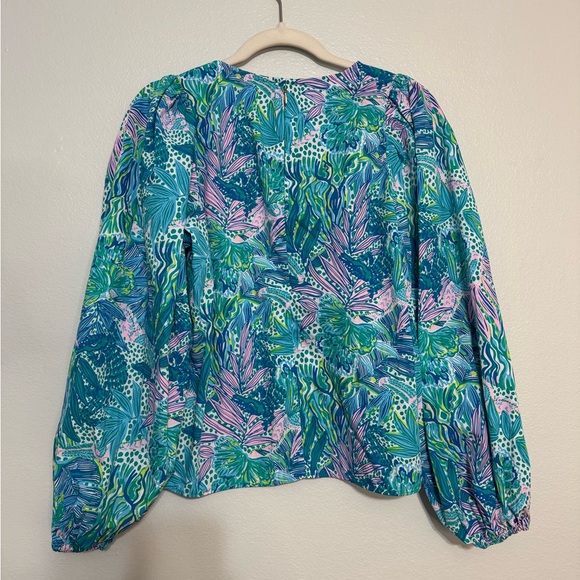Lilly Pulitzer Lynnley Long Sleeve Top in Botanical Green Holiday In The Sun - Picture 6 of 6